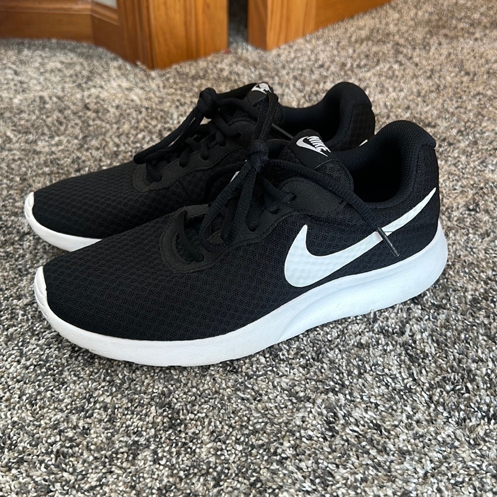 Nike like new women’s sneakers